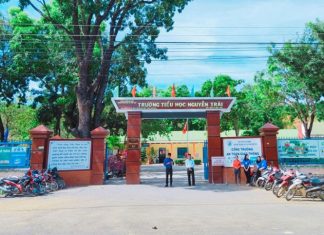 Lâm Đồng: Khi phụ huynh ”tập” xếp hàng đón con