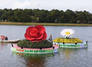 Đà Lạt: Hạ thủy 5 tiểu cảnh hoa trên Hồ Xuân Hương