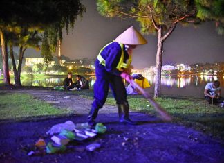 Đà Lạt: Vất vả dọn rác trong 5 ngày diễn ra Festival hoa