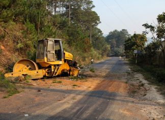 Đà Lạt: Xe lu lật xuống đèo Mimosa, tài xế may mắn thoát chết