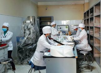 Trường Cao đẳng Y tế Lâm Đồng sản xuất khẩu trang để cấp phát miễn phí