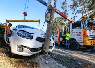 Đà Lạt: Đang đậu trên vỉa hè, xe 7 chỗ bị tông văng vào trụ điện