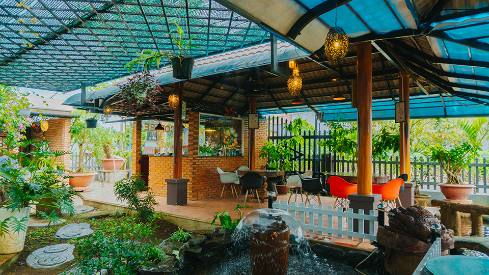 Nếu bạn đang tìm kiếm một địa điểm để thư giãn và thưởng thức cà phê ở Bảo Lộc, không thể bỏ qua quán cà phê sân vườn. Với không gian thoáng đãng và cây cỏ xanh tươi, quán cà phê này chắc chắn sẽ mang lại cho bạn trải nghiệm thư giãn tuyệt vời.