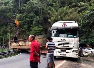 Tạm giữ xe đầu kéo chở thuyền ”khủng” làm ách tắc đèo Bảo Lộc