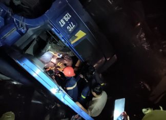 Lâm Đồng: Cứu hộ thành công 2 người trên xe đầu kéo rơi xuống Cầu Le