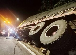 Hai xe tải lật liên tiếp trên đèo Bảo Lộc, lực lượng cứu hộ làm việc xuyên đêm