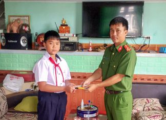 Bảo Lộc: Học sinh lớp 6 bàn giao gần 10 triệu đồng nhặt được nhờ công an tìm trả lại người đánh rơi