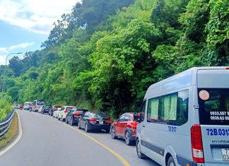 Va chạm giao thông trên đèo Bảo Lộc, xe cộ ùn ứ nhiều km