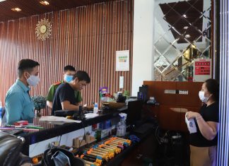 Bảo Lộc: Gõ từng địa chỉ kinh doanh dịch vụ để tuyên truyền và ký cam kết phòng chống dịch Covid-19