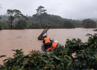Lâm Đồng: Chia 4 tốp lặn tìm các du khách bị lũ cuốn trôi
