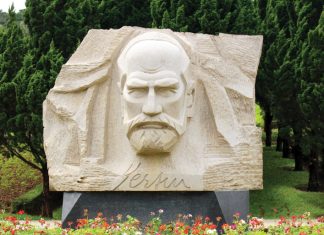 Tượng ông Năm Yersin ở Đà Lạt