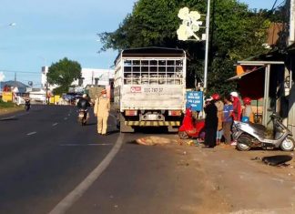 Lâm Đồng: Đang đứng sát lề đường, cháu gái bị xe tải tông chết
