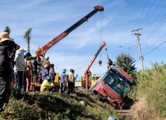 Lâm Đồng: Tránh xe qua đường trên cao tốc, xe khách giường nằm lật nghiêng