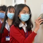 images2344168_hoc_sinh_truong_chuyen_thang_long_quet_the_va_van_tay_diem_danh_truoc_khi_vao_lop