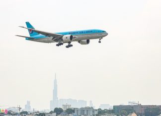 Chuyến bay chở lô vaccine Covid-19 đầu tiên hạ cánh Tân Sơn Nhất