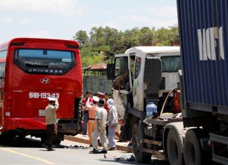 Lâm Đồng: Container và xe khách gây tai nạn, xe xếp hàng dài gần 3 km trên Quốc lộ 20
