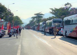 Xe cộ lên đèo Bảo Lộc đông đúc, đoàn đua xe đạp xuất phát chậm 30 phút