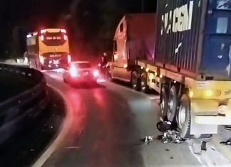Xe máy bị container cán dập nát trên đèo Bảo Lộc, nam thanh niên thoát chết trong gang tấc