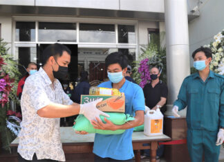 Trà Thiên Hương trao tặng 250 phần quà cho người bị ảnh hưởng bởi dịch Covid-19