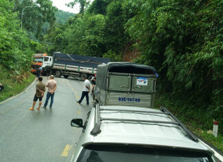 Xe tải va cham xe đầu kéo, đèo Bảo Lộc ách tắc cả hai chiều