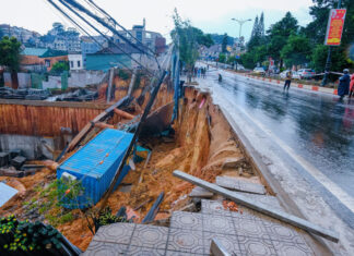 Đà Lạt: Bể đường ống nước, hàng chục mét khối đất, đá sạt lở nguy hiểm