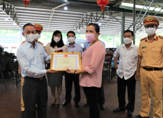 Chủ tịch UBND tỉnh Lâm Đồng tặng Bằng khen đột xuất cho chủ nhân trạm dừng chân Nam Hữu