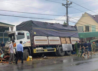 Đạ Huoai: Xe tải tông liên hoàn nhiều hàng rào nhà dân và xe máy