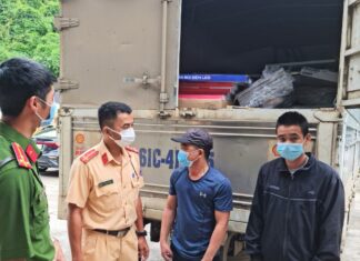 Trốn trong thùng xe tải để qua mặt chốt kiểm soát tại đèo Chuối