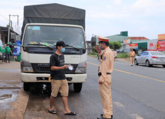 Phạt 30 triệu đồng đối với 4 tài xế xe tải dừng đỗ bỏ hàng sai quy định trên Quốc lộ 20