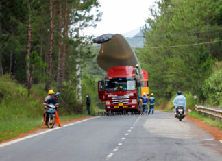 Dừng việc vận chuyển thiết bị tuabin gió phục vụ Dự án Nhà máy điện gió Cầu Đất