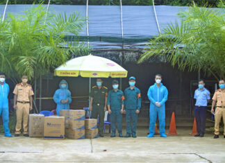 Trao tặng nhiều loại vật dụng y tế cần thiết cho chốt kiểm soát dịch đèo Chuối
