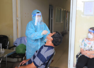 Bảo Lộc: Lấy mẫu xét nghiệm nhanh SARS-CoV-2 tại các chợ