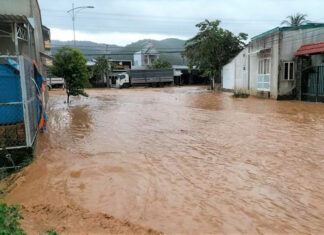 Đạ Huoai: Mưa lớn kéo dài làm Quốc lộ 20 biến thành ”sông”, nhiều nhà dân bị ảnh hưởng