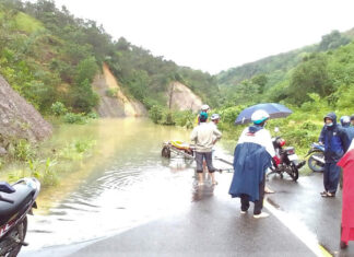 Đạ Huoai: Sạt lở nghiêm trọng khiến đường liên xã Mađaguôi – Đạ Tồn ngập sâu và bị chia cắt hoàn toàn