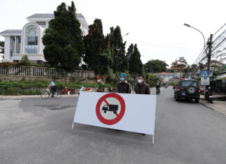 Sạt lở ta luy tại Khe Sanh: Các xe tải tạm thời lên xuống qua đèo Prenn