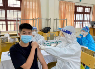 Đà Lạt: Đồng loạt tiêm vắc xin phòng Covid-19 cho học sinh cấp 3