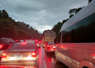 Lâm Đồng: Xe cứu hộ va chạm xe đầu kéo, đèo Chuối bị ách tắc nhiều giờ