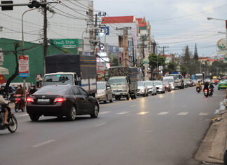 Xe cộ nối đuôi về TP Hồ Chí Minh sau kỳ nghỉ lễ