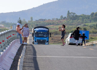 Lâm Đồng: Chụp ảnh “sống ảo” bất chấp nguy hiểm trên cầu vượt cao tốc