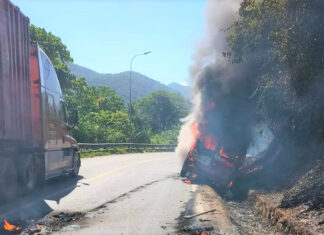 Xe khách 16 chỗ cháy trơ khung trên đèo Bảo Lộc