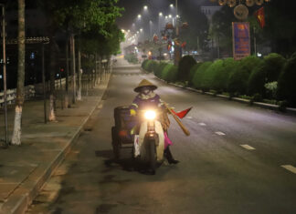 Miệt mài xuyên đêm dọn sạch phố phường