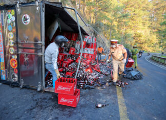 Đà Lạt: Xe tải bị lật, hàng trăm vỏ chai bia vỡ nát văng khắp mặt đường đèo Prenn