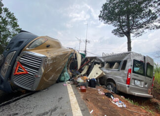 Đà Lạt: Xe đầu kéo tông xe khách 16 chỗ giữa đèo Mimosa, 7 người bị thương