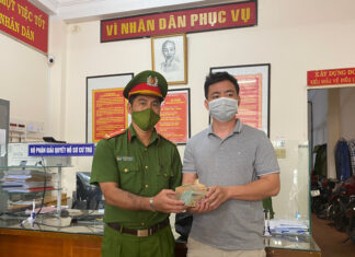 Đà Lạt: Cán bộ công an phường trả 300 triệu đồng cho người đánh rơi