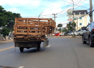 Bảo Lộc: Nguy hiểm xe ba gác chở hàng cồng kềnh trên đường phố