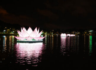 Đà Lạt: Lễ thắp sáng 7 đóa hoa sen trên hồ Xuân Hương kính mừng Đại lễ Phật Đản