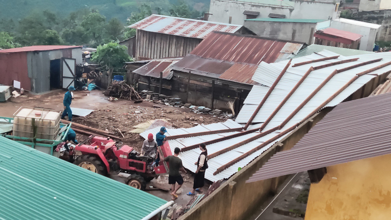 Di Linh: Lốc xoáy gây tốc mái nhà dân ở xã Tân Thượng