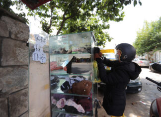 Đà Lạt: Ấm lòng với tủ đồ từ thiện