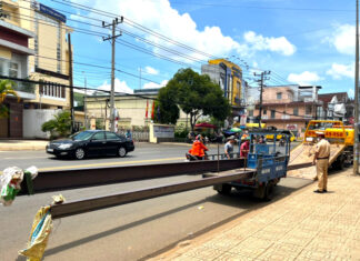 Tạm giữ xe ba gác chở sắt dài 16 mét lưu thông trên đường phố Bảo Lộc