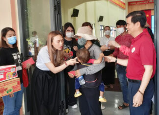 Ca sỹ Mỹ Tâm trao quà và học bổng tại Đức Trọng